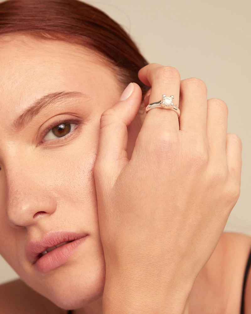 Ring with white zirconia