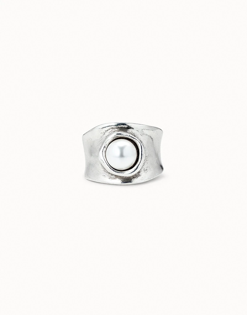Ring with pearl