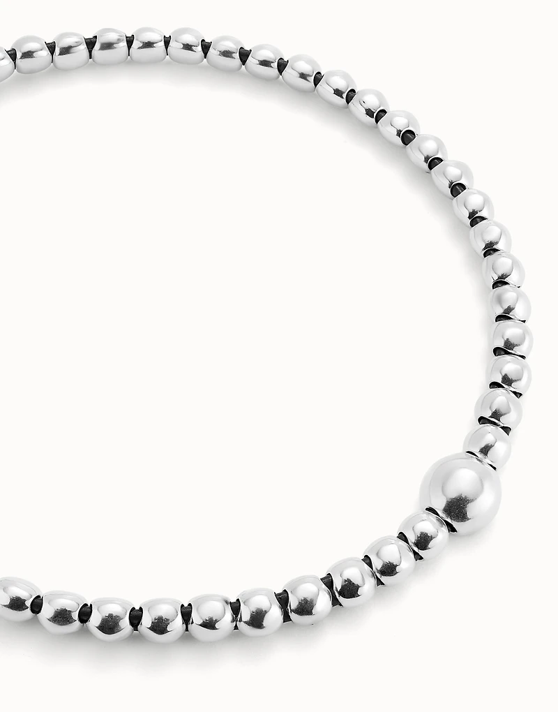Beaded short necklace with larger central bead
