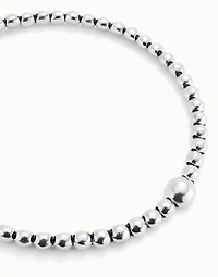 Beaded short necklace with larger central bead