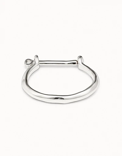 Bangle bracelet with a shackle shaped clasp