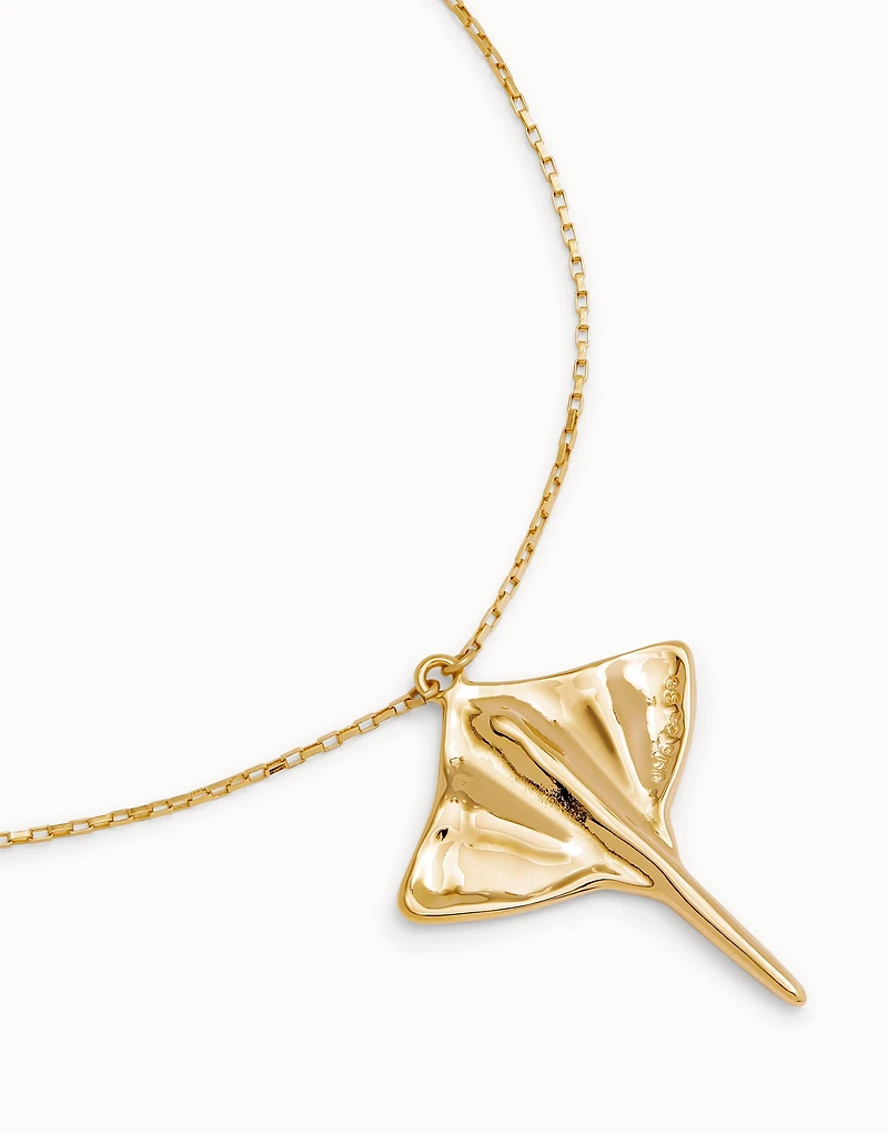 Short chain pendant necklace with manta ray