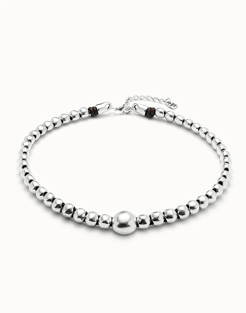 Beaded short necklace with larger central bead