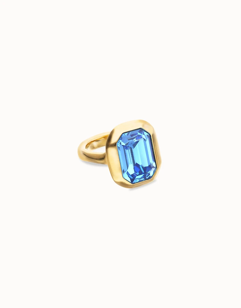 Rectangular ring with blue faceted crystal
