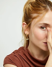 Eye-shaped drop earrings with green crystal