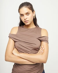 Elongated earrings with an irregular shape