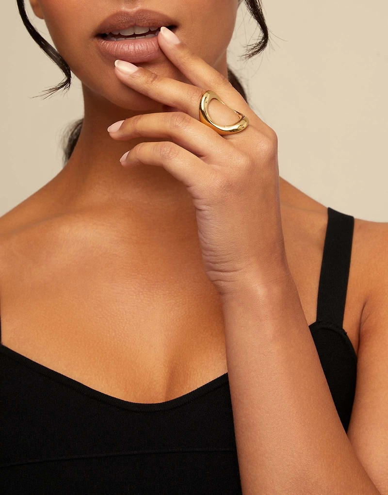 Ring with large central oval