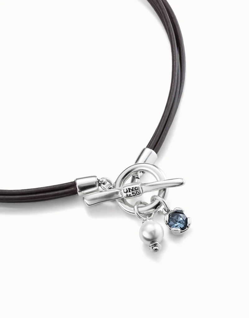 Short leather necklace with central clasp