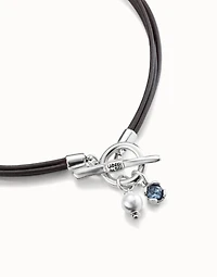 Short leather necklace with central clasp