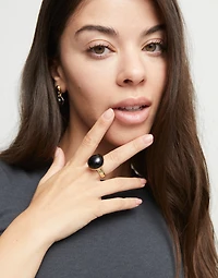 Ring with black murano glass