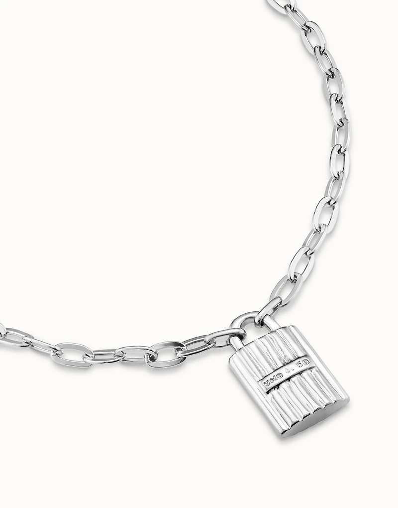 Short oval link chain pendant necklace with padlock