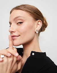 Stud earrings with white crystal