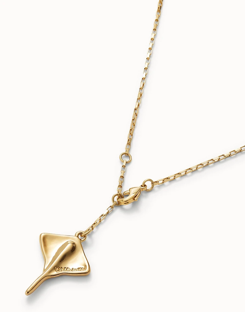 Short chain pendant necklace with manta ray