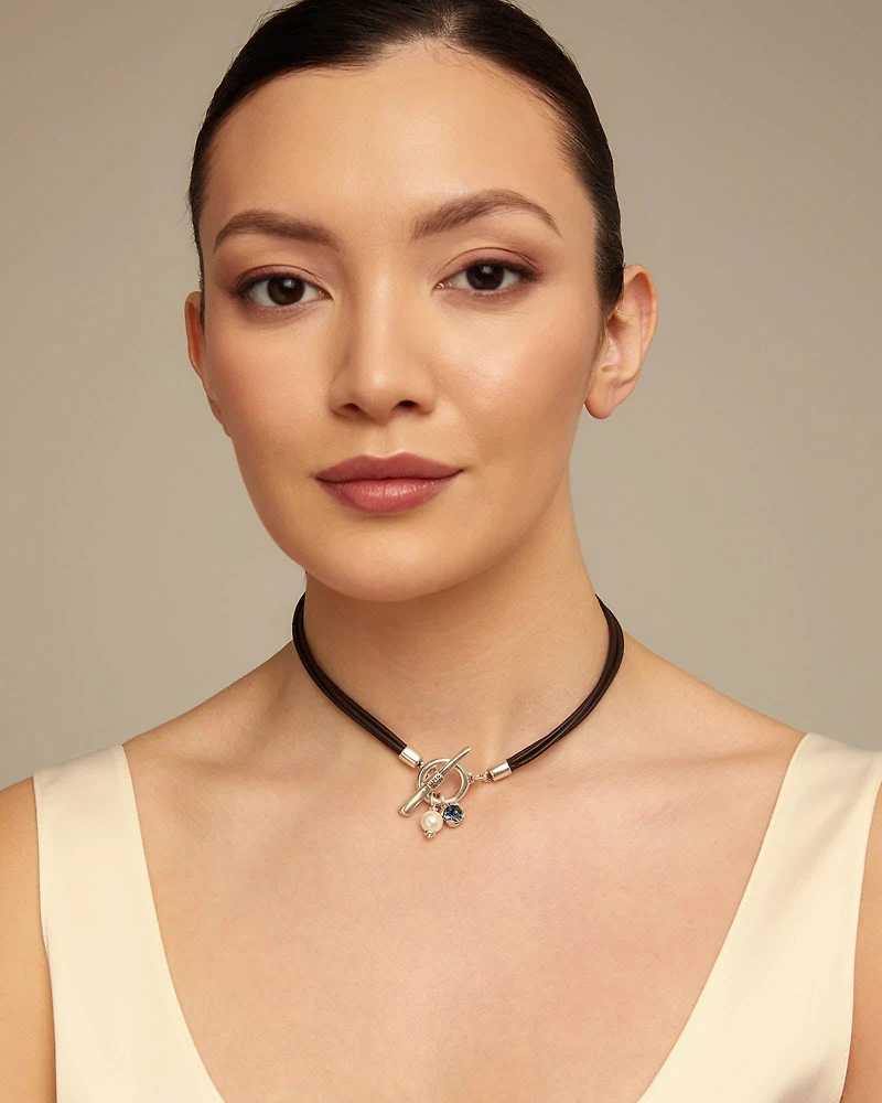 Short leather necklace with central clasp