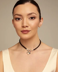 Short leather necklace with central clasp