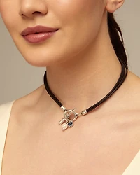 Short leather necklace with central clasp