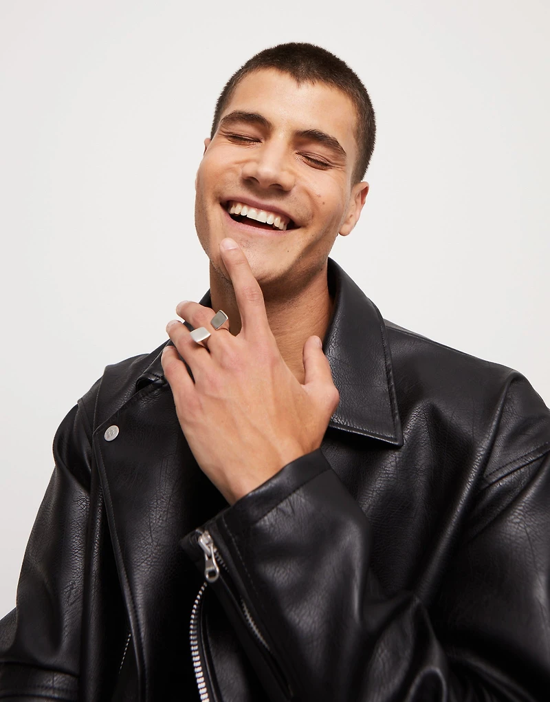 Geometric ring with large square shape