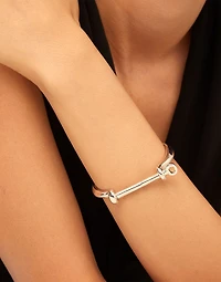 Bangle bracelet with a shackle shaped clasp