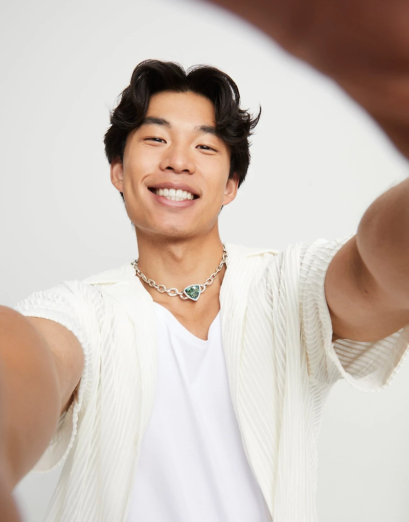 Link chain short necklace with a green crystal