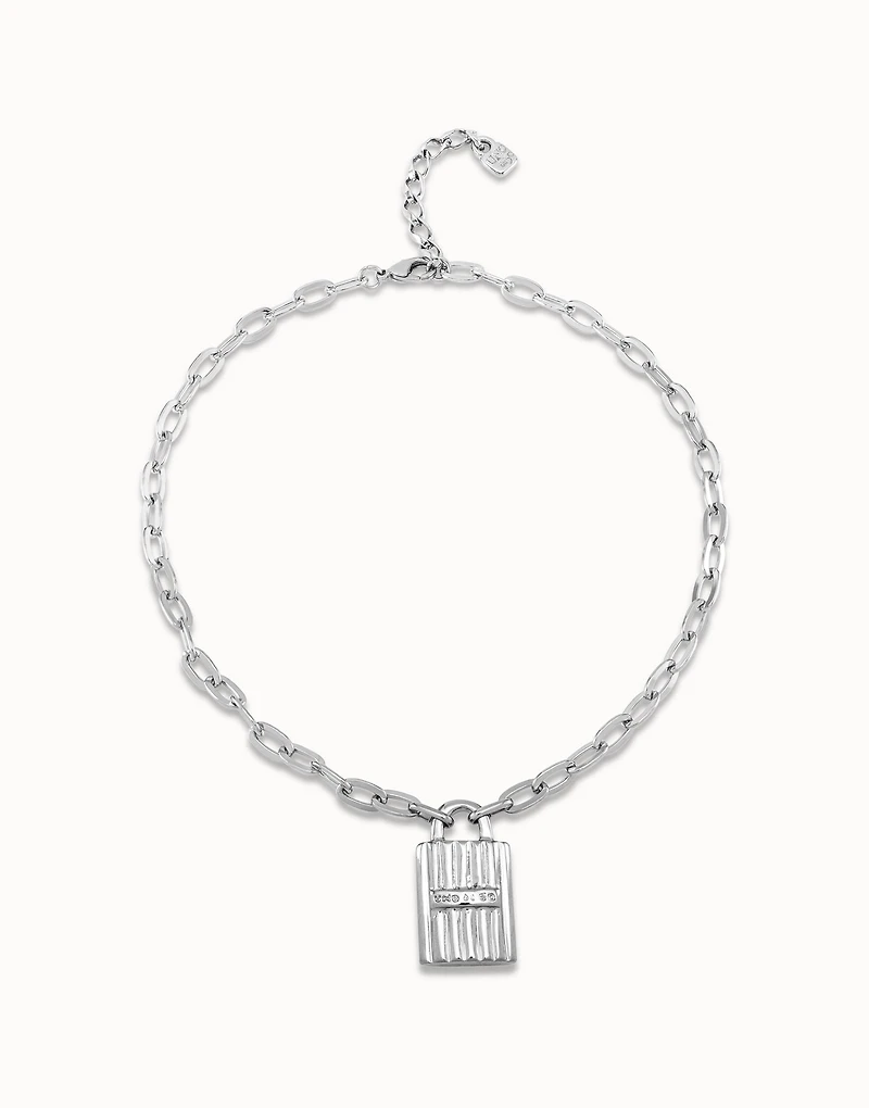 Short oval link chain pendant necklace with padlock