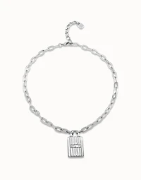 Short oval link chain pendant necklace with padlock