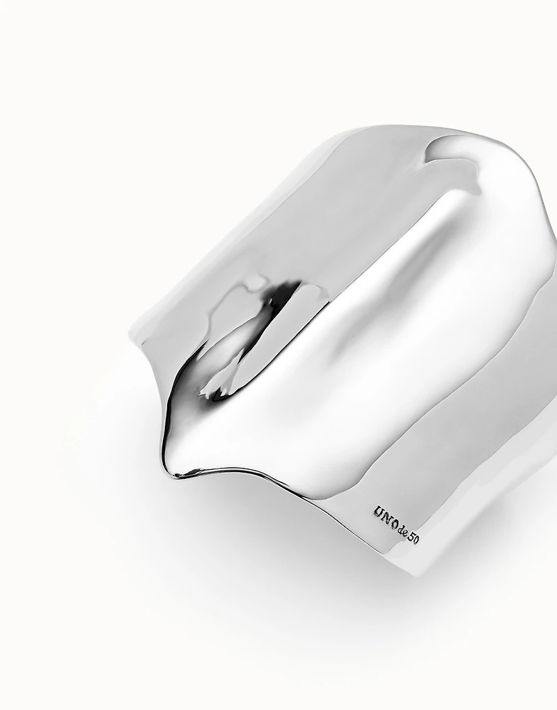 Bangle bracelet with manta ray structure