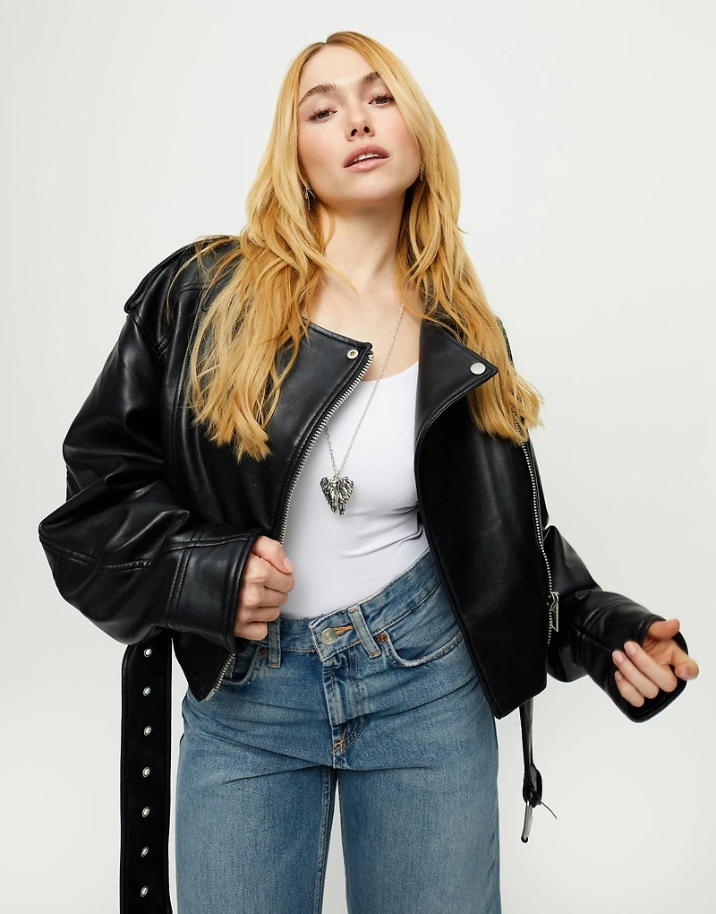 Long necklace with wing detail