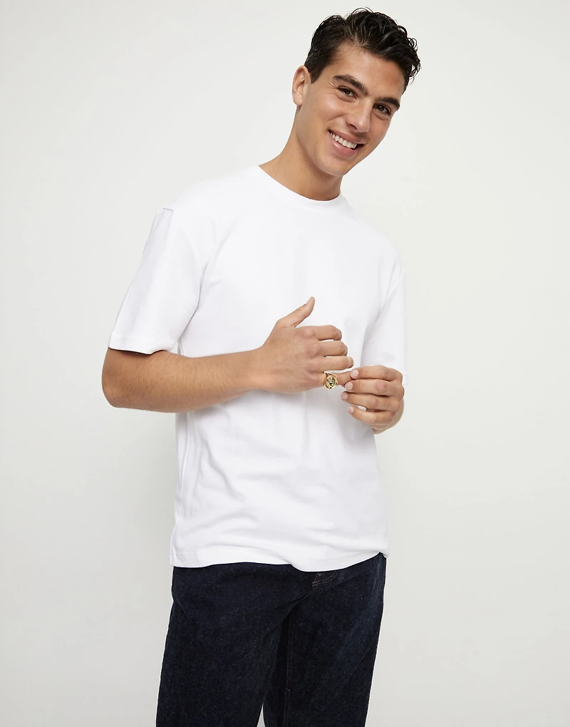 Eye-shaped signet ring with faceted green crystal