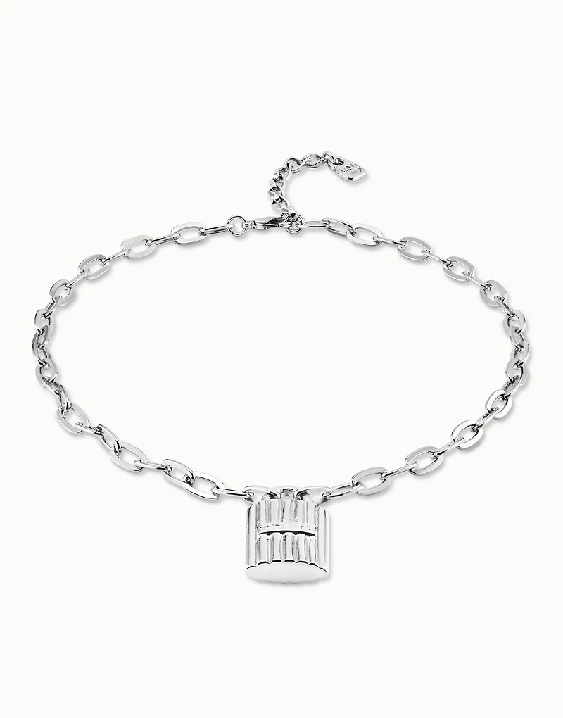 Short oval link chain pendant necklace with padlock