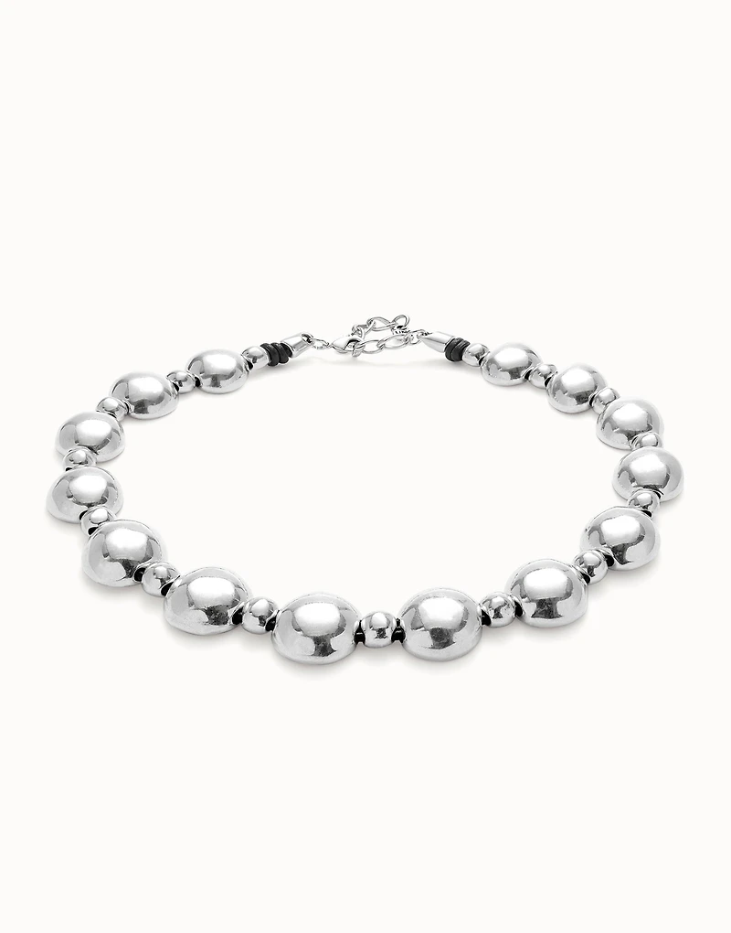 Beaded necklace with larger central bead