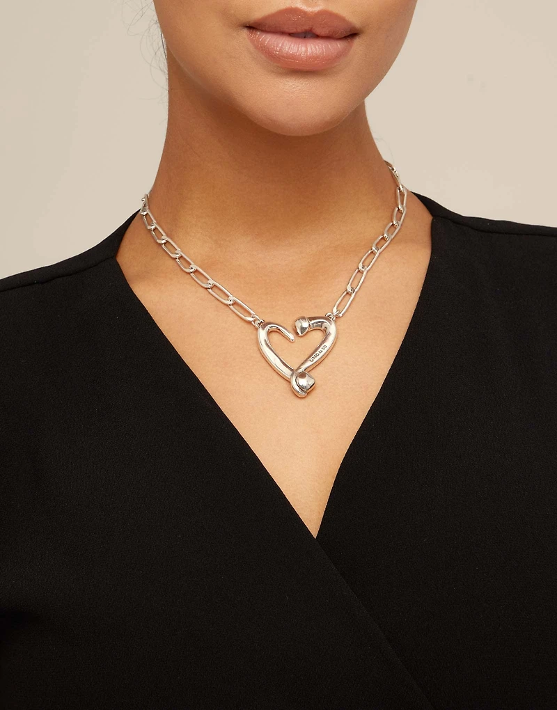 Short link chain pendant necklace with a heart