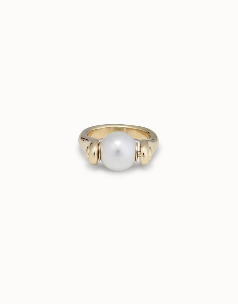 Ring with small pearl