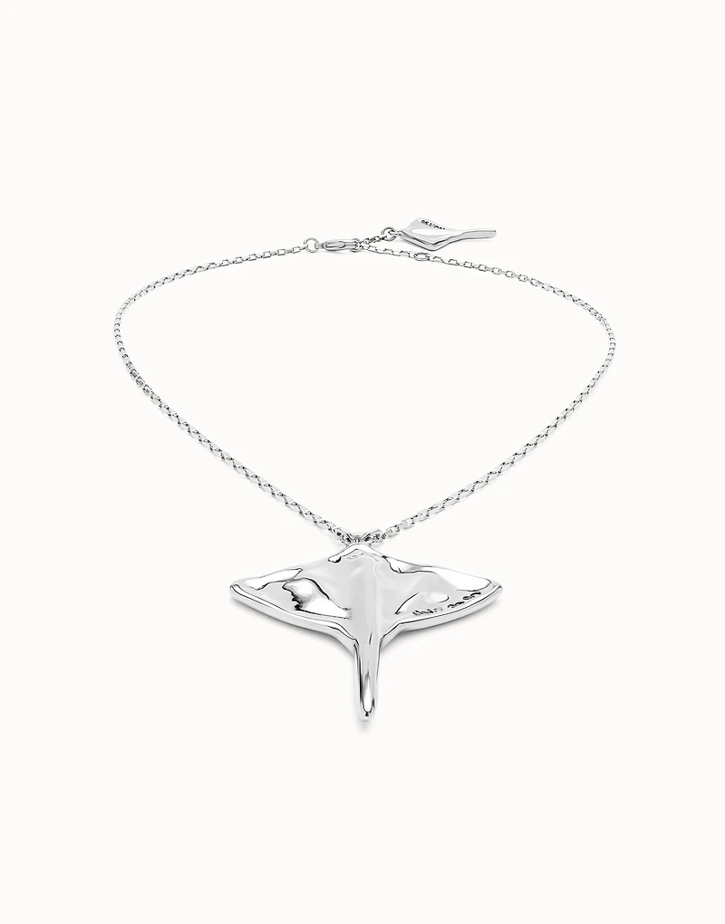 Short chain pendant necklace with manta ray