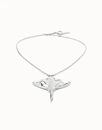 Short chain pendant necklace with manta ray