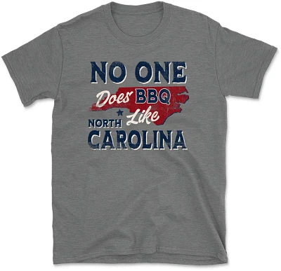 State Life Men's NORTH CAROLINA DOES BBQ LIKE Short Sleeve Graphic T-shirt