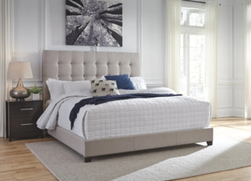 Dolante Queen Upholstered Bed