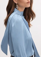 Blouse en satin à col noué