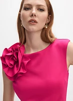 Robe ornée de rosettes