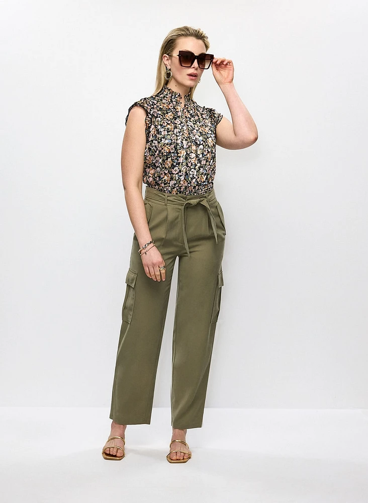 Blouse fleurie à ourlet froncé et pantalon cargo droit