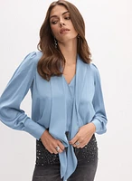 Blouse en satin à col noué