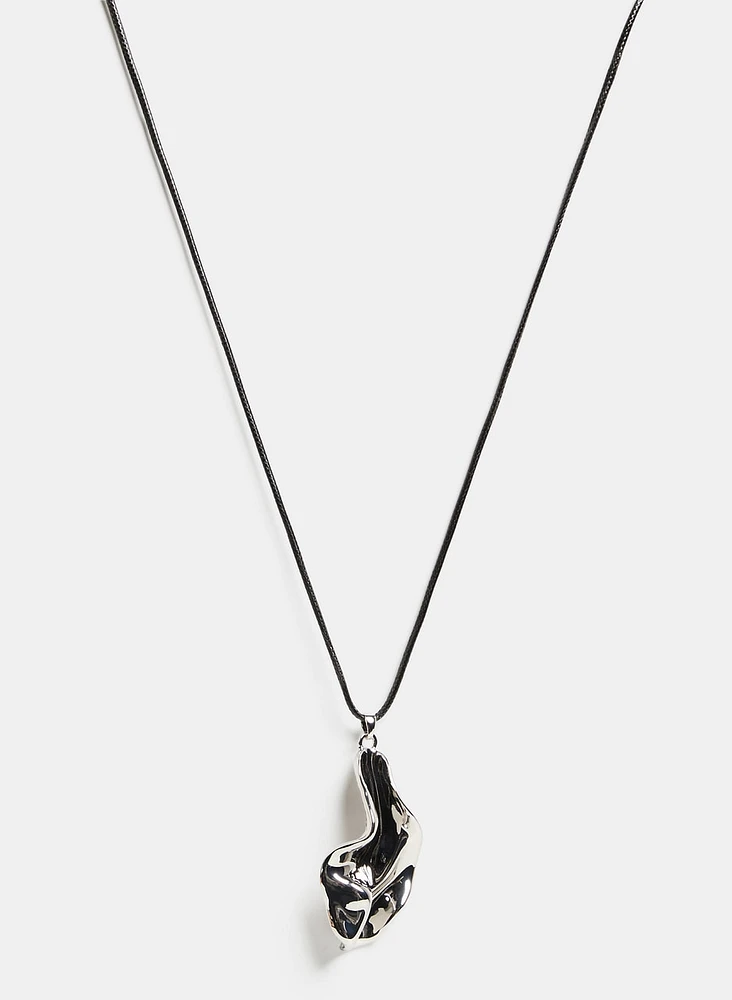 Collier à pendentif métallique plié