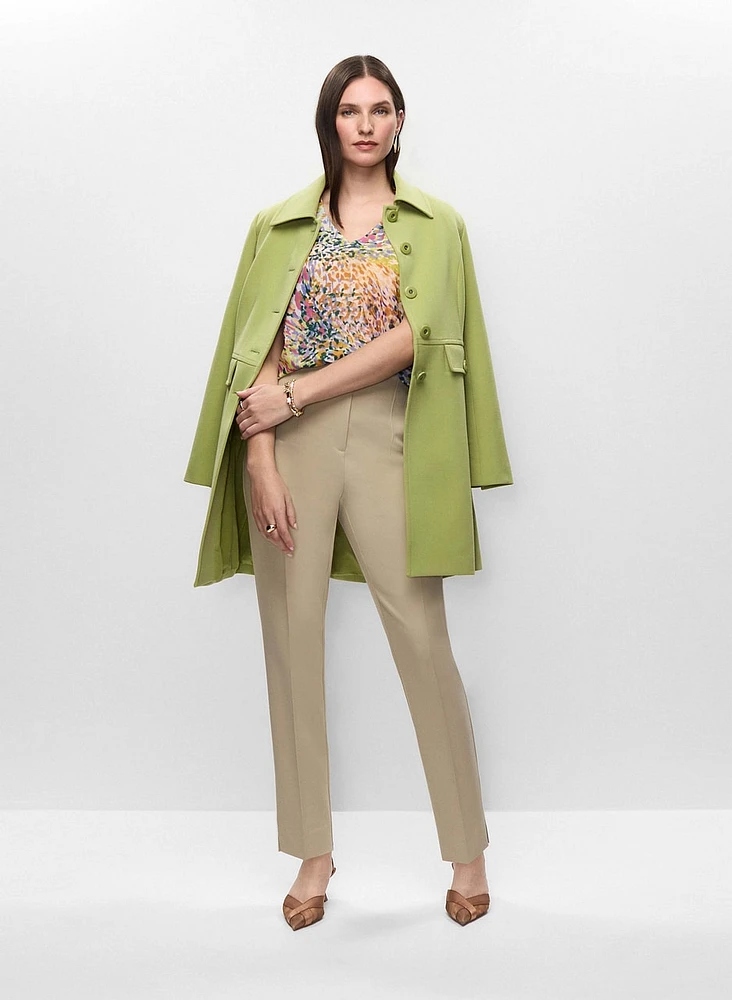 Trench en tricotine, blouse à motif abstrait et pantalon coupe Juliette 