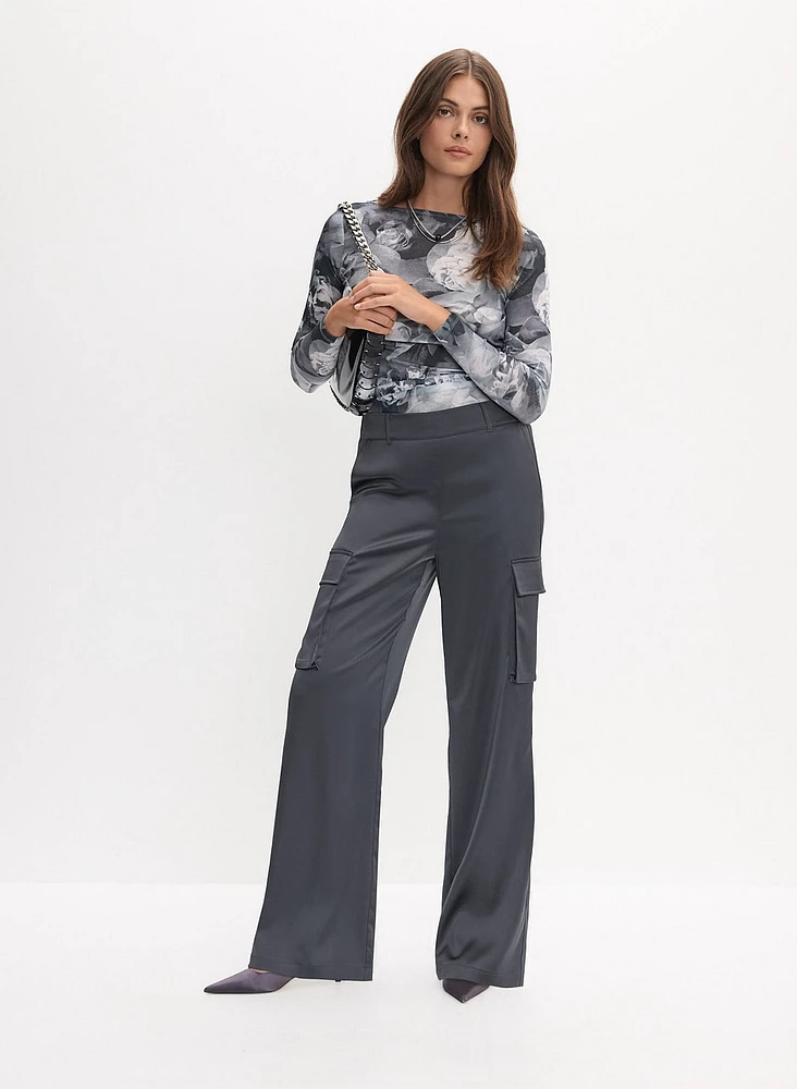 Haut floral à encolure bateau et pantalon cargo en satin