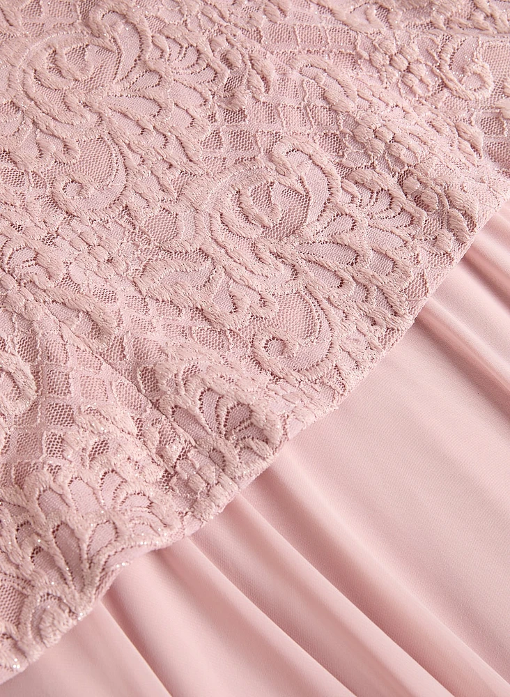 Robe en dentelle et chiffon