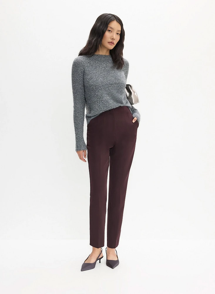 Pull à détails métalliques et pantalon à jambe étroite