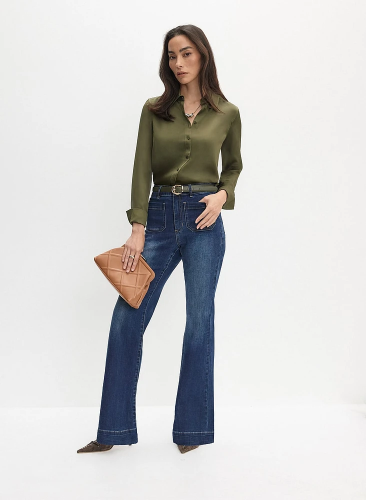 Blouse en satin boutonnée et jean à jambe évasée