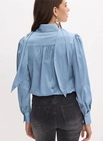 Blouse en satin à col noué