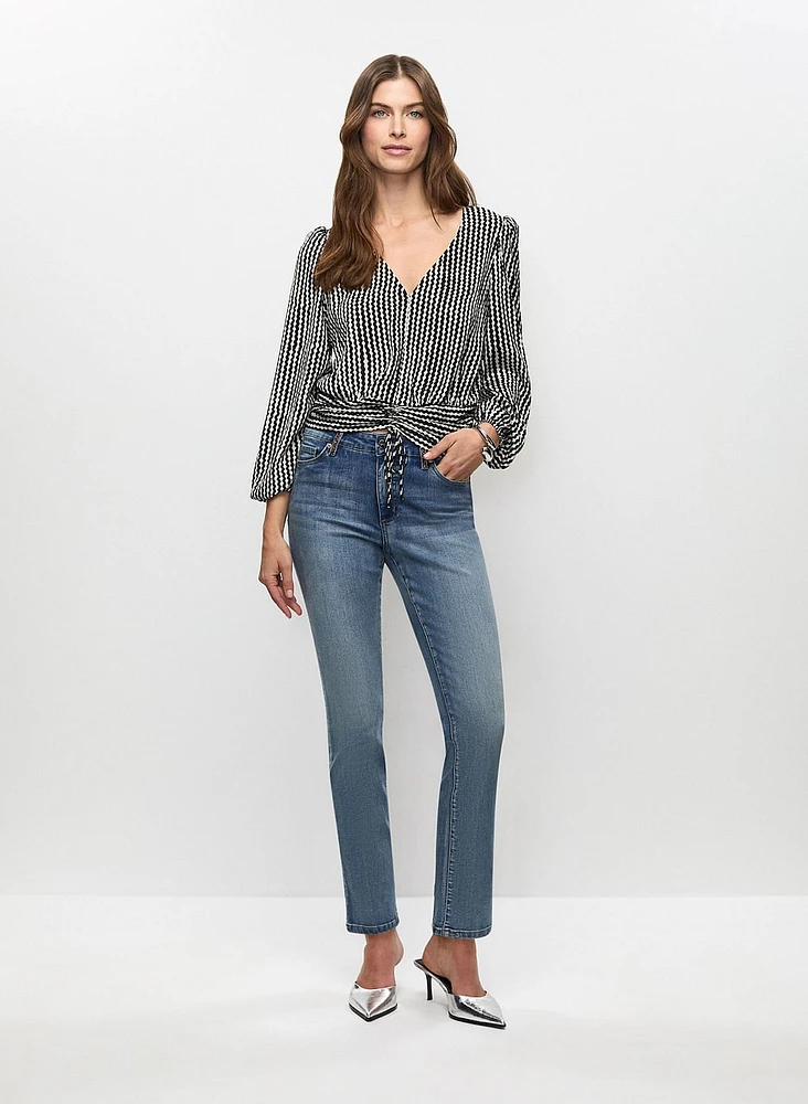 Blouse à motif vagué et jean à jambe droite