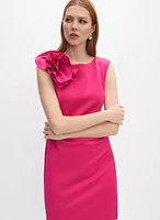 Robe ornée de rosettes