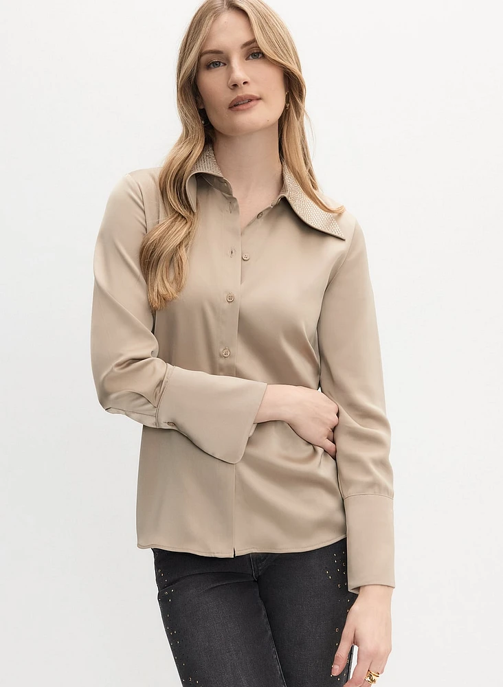 Blouse en satin à col clouté